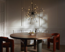 Svítidlo Galaxy Cassina Pendant (design Charles a Ray Eamesovi) a křesla Cassina Dudet, vyrábí Moroso