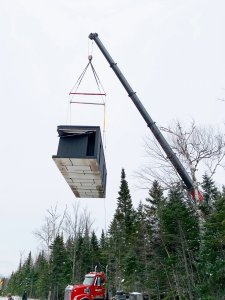Prefabrikované chatky od studia Bourgeois / Lechasseur architects nedaleko kanadské lyžařské oblasti Le Massif de Petite-Rivière-St-François v lese u Charlevoix