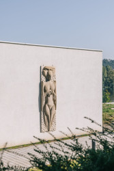 V budově se zachovalo několik původních uměleckých děl. (Ateliér v panelárně od A8000)