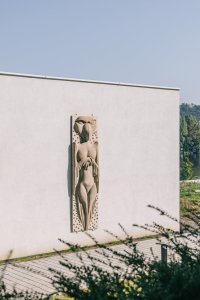 V budově se zachovalo několik původních uměleckých děl. (Ateliér v panelárně od A8000)