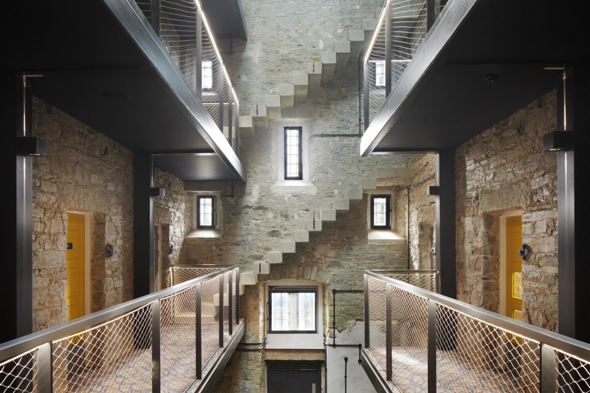 Věznice proměněná v hotel v Cornwallu od studia Twelve Architects