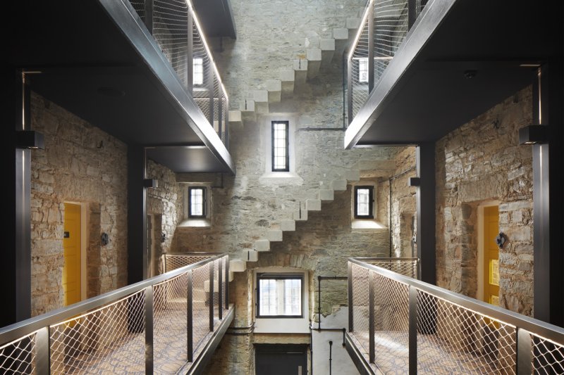 Věznice proměněná v hotel v Cornwallu od studia Twelve Architects