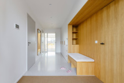 Vstupní chodba nabízí průhled celým domem. (RD v Benešově; Ateliér VAS)