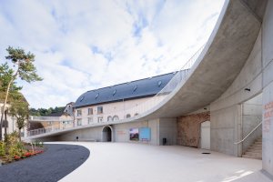 SOIL + FREAKS – Site Verrier de Meisenthal: Zvlněná betonová hmota propojuje jednotlivé objekty
