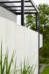 Rodinný dům v Berouně, Markéta Bromová architekti: Hmota domu je rozdělena do dvou částí. Garáž se skladem se architekta rozhodla oddělit a umístila ji na úroveň silnice