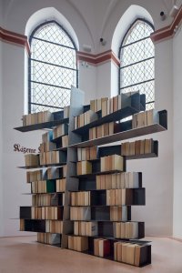 Obnova Červeného kostela, atelier-r: Originální ocelový objekt knihovny od sochaře Jana Dostála