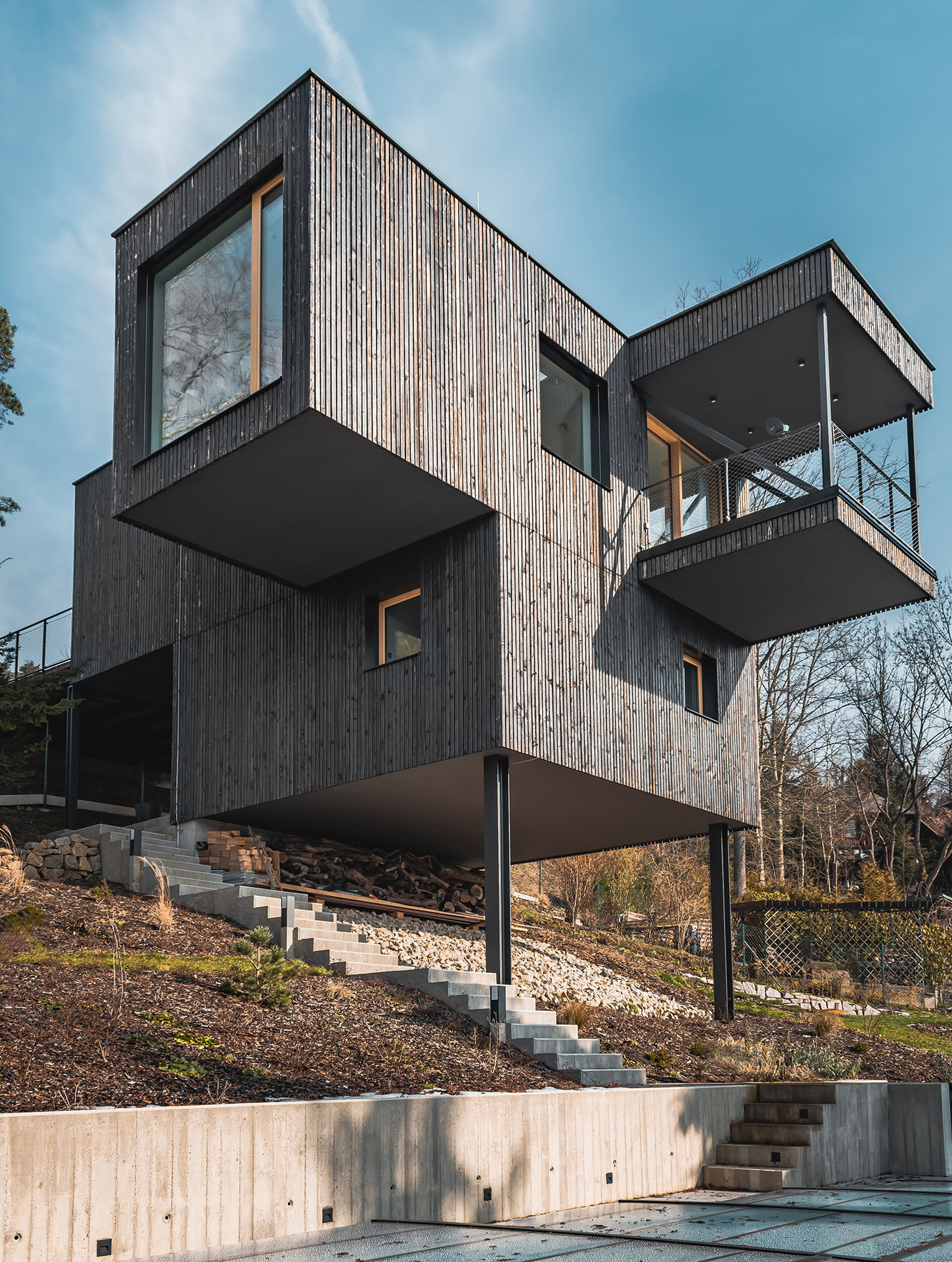 Dům má čtyři vykonzolovaná křídla, proto se mu říká Větrník. (Dům Větrník v Ruprechticích od atakarchitekti)