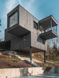 Dům má čtyři vykonzolovaná křídla, proto se mu říká Větrník. (Dům Větrník v Ruprechticích od atakarchitekti)