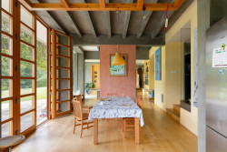 Investoři si v nové vile přáli bydlet podobně jako na chalupě: trávit co nejvíce času venku – proto jim vyhovuje bezprostřední návaznost kuchyně s jídelnou na venkovní posezení; akorát se muselo přidělat větší stínění, aby se pod něj vešla celá rodina