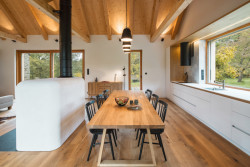 Lukáš Janout Architects jsou autory archetypálního rodinného domu v západních Čechách