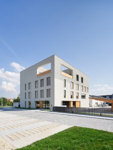 Kamenná dlažba a záhony před vstupem - to je jako kousek Švýcarska u Českých Budějovic. (Kanceláře postavené z CLT panelů; Studio Perspektiv)