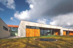 Mateřská škola Doubek v Pardubicích, Med Pavlík architekti: Ty se otevírají do zahrady prostřednictvím velkoformátových oken