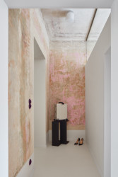 Rekonstrukce bytu v Karlových Varech, Plus One Architects: Byly zrušeny průchozí pokoje a navržena současnější dispozici se dvěma samostatnými ložnicemi a propojeným obytným jádrem