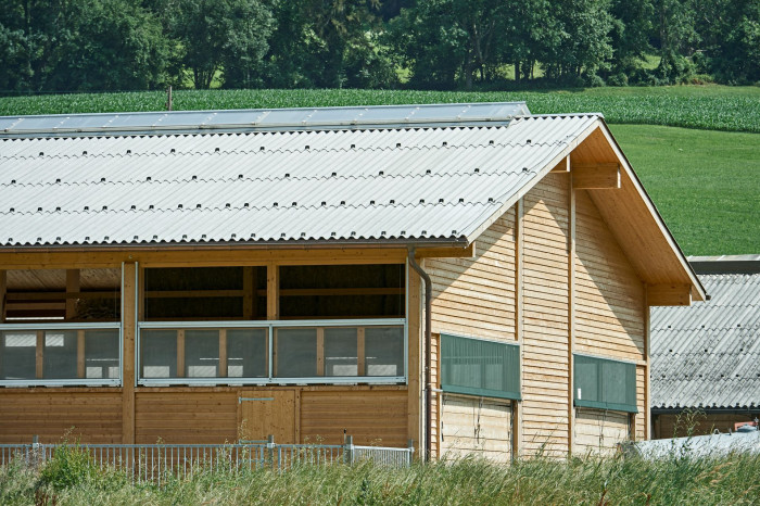 Vlnitá střešní krytina Swisspearl na farmě v Churu ve Švýcarsku.