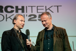 Marek a Štěpán Chalupovi přebírají cenu Architekt roku.