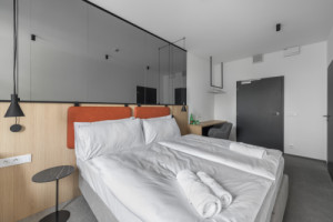 Hotel má 108 pokojů, převážně dvoulůžkových, v moderním minimalistickém stylu.