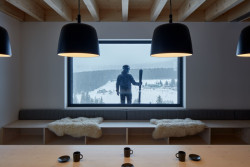 Okno ve světnici nabízí krásné výhledy na okolní vrcholky. (Chalupa Milada, studio ADR)