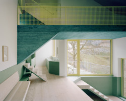 Dům ve svahu, AMUNT Nagel Theissen: Otevřená galerie se volně prolíná s převýšeným prostorem obývacího prostoru