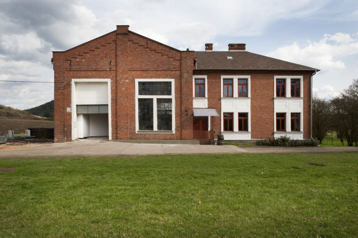 studio NEW WORK, Vestavba bytu do historické průmyslové haly – foto