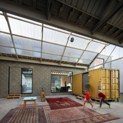 Přestavba industriální budovy na rodinný dům v Gentu, NU architectuuratelier