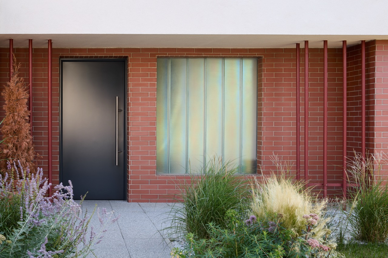 Pořád má v sobě vzpomínku na dobu vzniku, je ale současný. (Řadový dům v Čimicích, Plus One Architects)