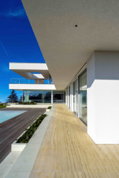 Podle návrhu ateliéru Kareš Arch vznikla další neofunkcionalistická vila nad Brnem s velkými prosklenými plochami