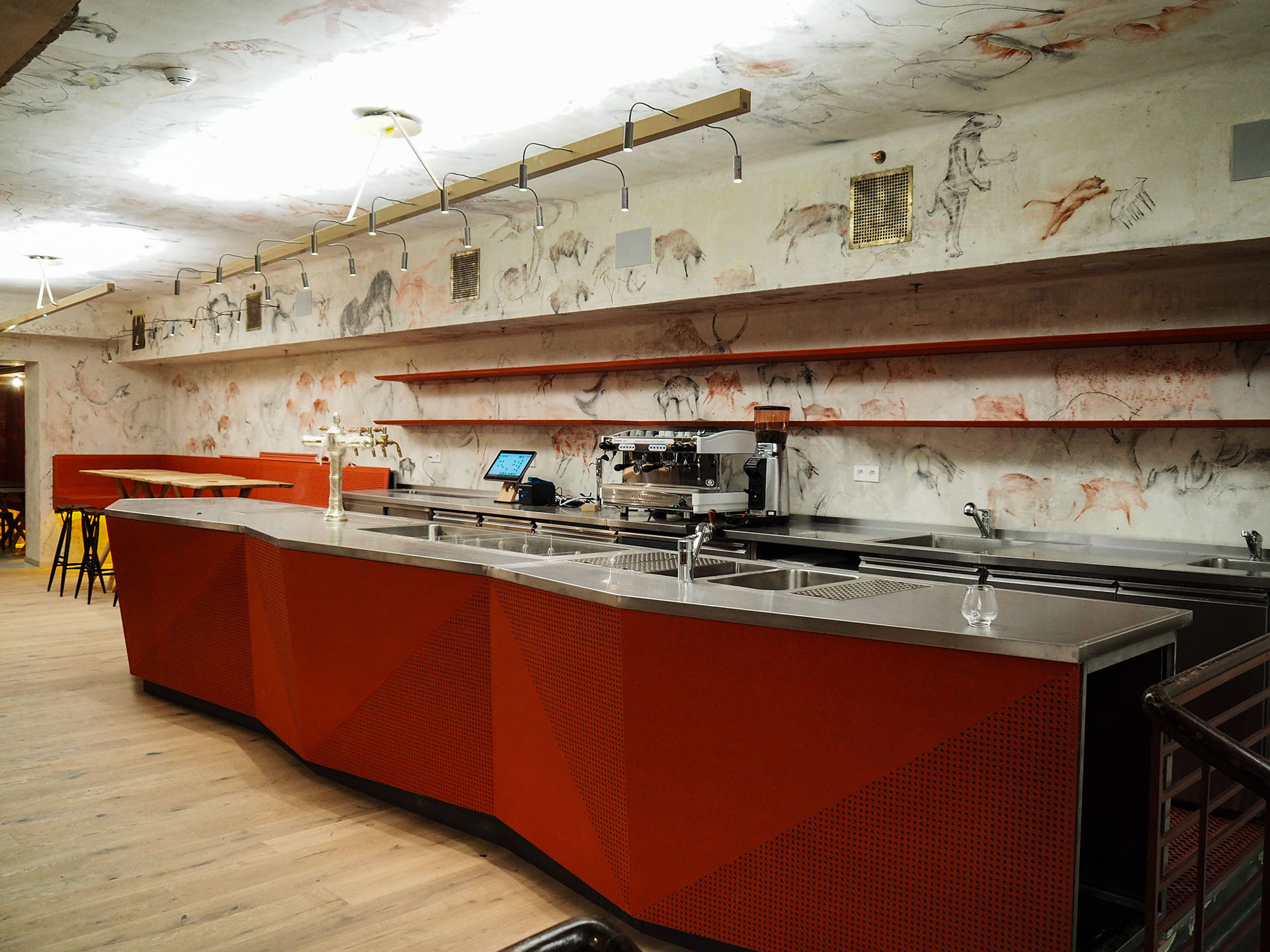 Projekt zahrnoval technicky náročné úpravy, které zachovaly původní ráz budovy, a také výrobu nového interiéru. „Největší výzvou byla instalace nového schodiště a vložení ocelových konstrukcí do stávající historické stavby, " říkají v Hintonu. 