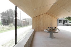 Cenu Mies van der Rohe Award 2019 pro začínající architekty získalo studio BAST za přístavbu školní jídelny v Montbrun-Bocage