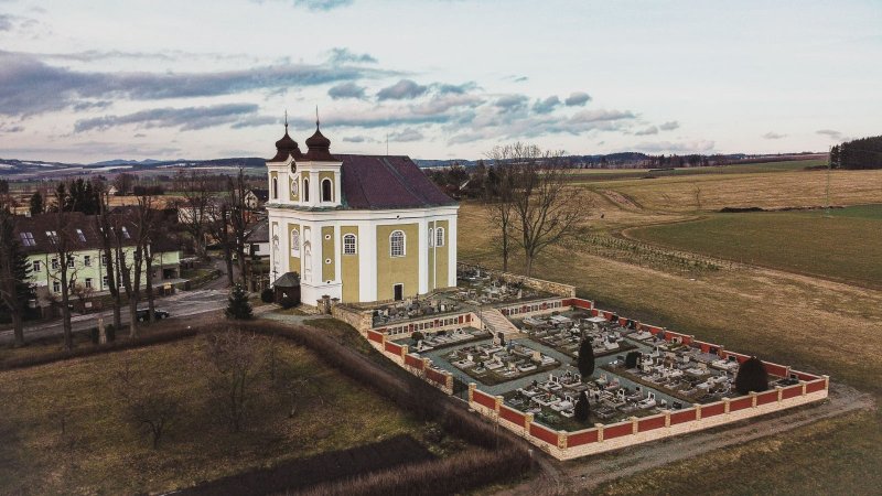 Malá obec Bezděkov nad Metují vyhlašuje soutěž o ztvárnění soch dvou světců sv. Prokopa a sv. Vintíře.