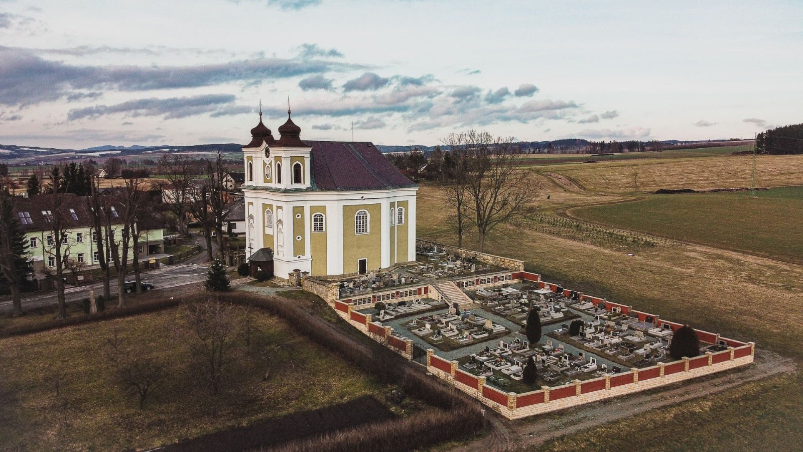 Malá obec Bezděkov nad Metují vyhlašuje soutěž o ztvárnění soch dvou světců sv. Prokopa a sv. Vintíře.