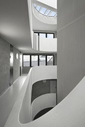 Aulík Fišer architekti realizovali polyfunkční dům v Libni, který reaguje na urbanisticky nejednotnou městskou zástavbu