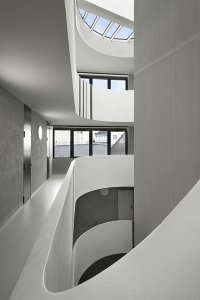 Aulík Fišer architekti realizovali polyfunkční dům v Libni, který reaguje na urbanisticky nejednotnou městskou zástavbu