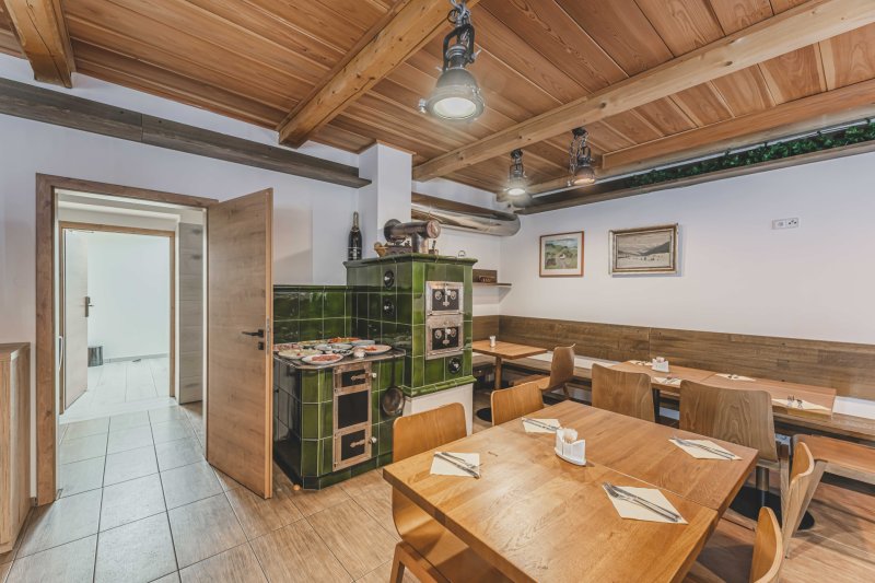 Studio Gebas realizovalo v Peci pod Sněžkou Hotel Zelený potok zahalený do dřeva.