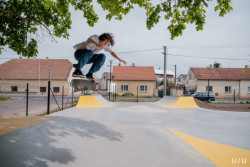 Skatepark Jeneč, U/U studio: Skatepark je proveden z hladkého železobetonu, po kterém kolečka krásně a tiše sviští