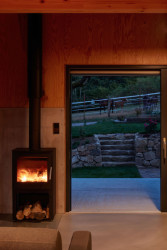 Pohled do interiéru (Chata v Posázaví, Atelier Hajný)