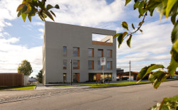 Budova BudexHUB, otevřená letos na podzim v Plané u Českých Budějovic, kombinuje hybridní konstrukci s železobetonovým jádrem a dřevěnými CLT prvky, čímž dosahuje jedinečné harmonie pevnosti a lehkosti. 