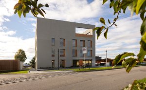Budova BudexHUB, otevřená letos na podzim v Plané u Českých Budějovic, kombinuje hybridní konstrukci s železobetonovým jádrem a dřevěnými CLT prvky, čímž dosahuje jedinečné harmonie pevnosti a lehkosti. 