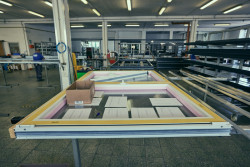 HI okna jsou produktovou značkou společnosti HINTON. Zaměřují se na kompletní dodávku a realizaci hliníkových oken, dveří a fasád