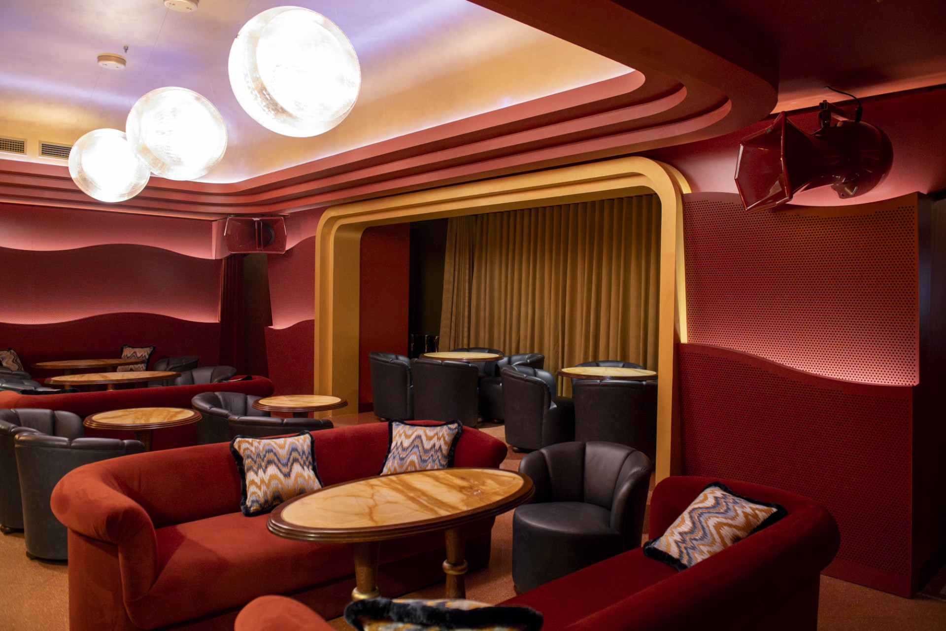 Do designu interiérů promlouvaly kromě Chapman Taylor ještě zahraniční designérská studia AvroKO a Adam Ellis Studio. Na fotografii je nový bar v suterénu, který funguje také jako koncertní sál.