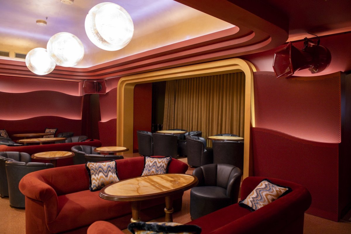 Do designu interiérů promlouvaly kromě Chapman Taylor ještě zahraniční designérská studia AvroKO a Adam Ellis Studio. Na fotografii je nový bar v suterénu, který funguje také jako koncertní sál.