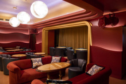 Do designu interiérů promlouvaly kromě Chapman Taylor ještě zahraniční designérská studia AvroKO a Adam Ellis Studio. Na fotografii je nový bar v suterénu, který funguje také jako koncertní sál.