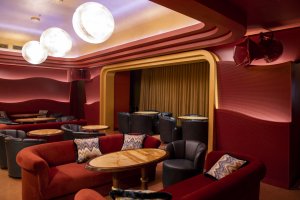 Do designu interiérů promlouvaly kromě Chapman Taylor ještě zahraniční designérská studia AvroKO a Adam Ellis Studio. Na fotografii je nový bar v suterénu, který funguje také jako koncertní sál.