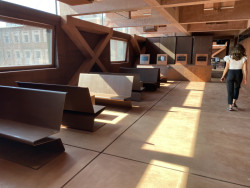 V interiéru, stejně jako na fasádě, dominuje korodovaný plech. Téměř všechno vybavení je na míru podle designu architekta.