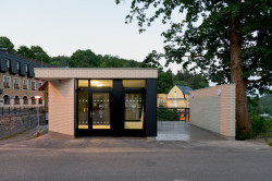 Architekti ze studia INK ARC jsou autory nápadité autobusové zastávky s toaletami v Janských Lázních