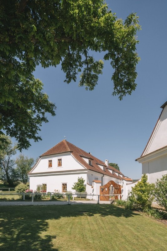 1:1 architekti zrekonstruovali bývalý špejchar historického statku v Benicích u Chrášťan. Sýpka nově slouží jako multifunkční sál