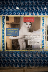 Z aktuální výstavy Dynamický blok: Keep calm and discourse v brněnské galerii „pro angažovanou architekturu“ 45 000 l