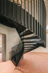 1:1 architekti zrekonstruovali bývalý špejchar historického statku v Benicích u Chrášťan. Sýpka nově slouží jako multifunkční sál