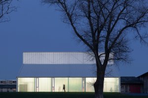 White Shed - zemědělské dílny Opatov, Atelier 111 architekti/ Veronika Indrová, Jiří Weinzettl