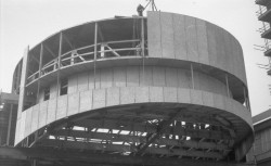 Thermal je ocelová stavba, jeho fasáda je složená ze sedmicentimetrových panelů z tryskaného
betonu. V pravém slova smyslu tedy nejde o brutalismus, ale o pozdně moderní stavbu s prvky
brutalismu.