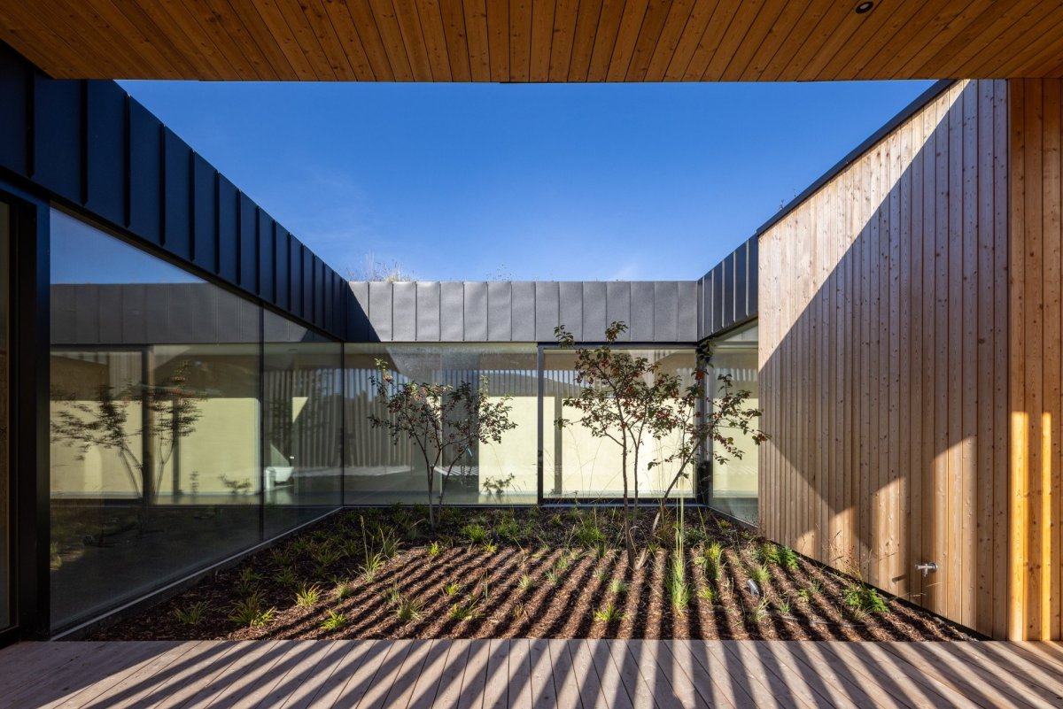 Rodinný dům v obci Borinka na Slovensku, ateliér Kubis Architekti: V realizaci jsou výrazně uplatněny přírodní materiály. Konstrukci domu tvoří CLT panely, izolace je řešená dřevovláknem